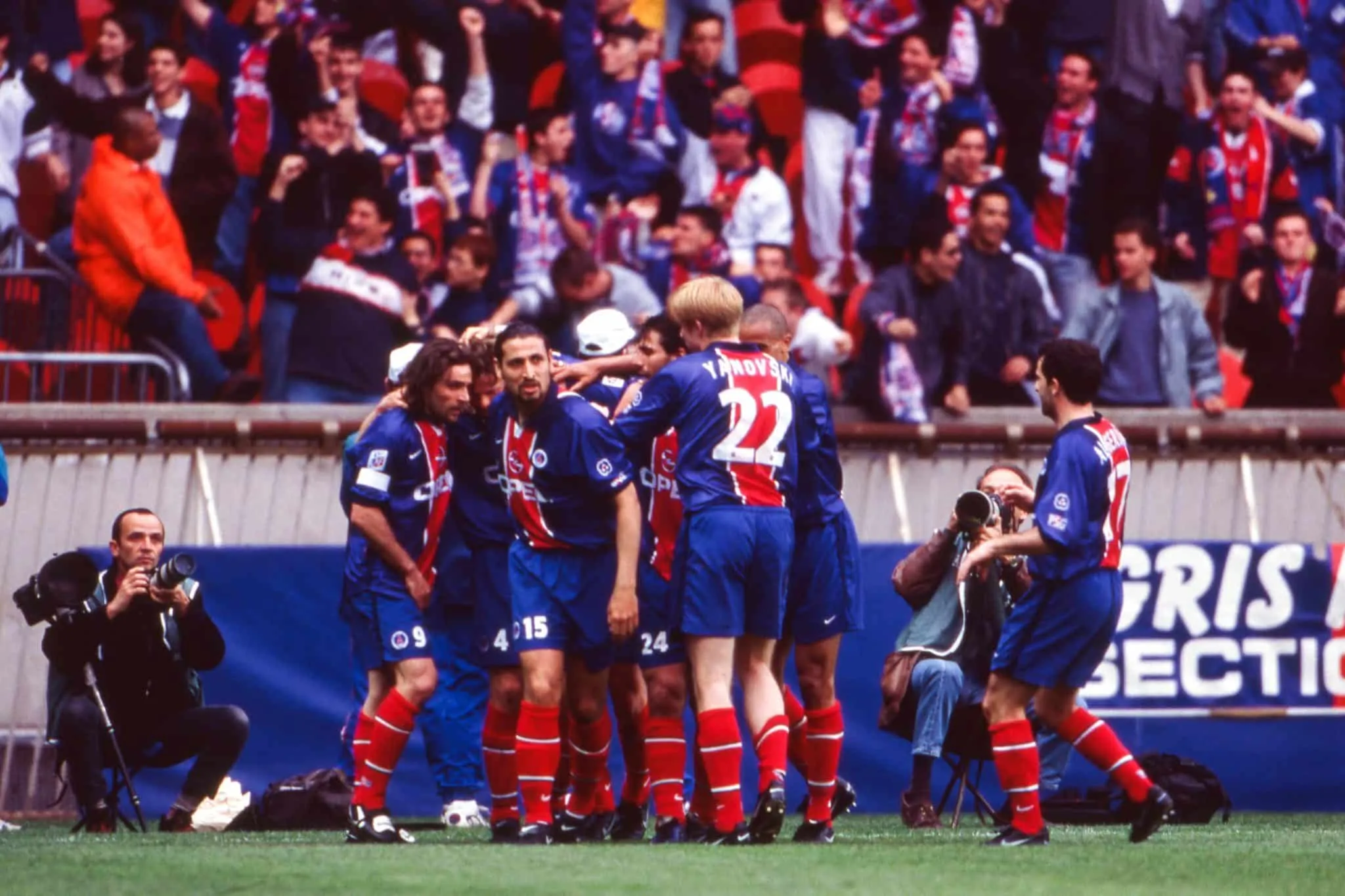 En 1999, deux journées avant la fin du championnat, le PSG domine l’OM sur le score de 2-1 au Parc, ce qui contribue à priver le club phocéen du titre de champion. Qui sont les deux buteurs du PSG ?