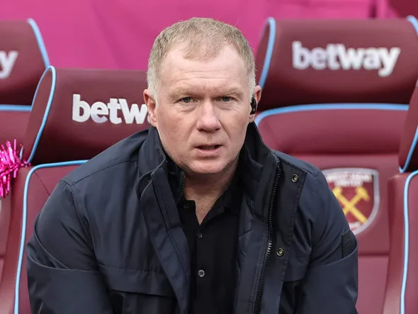 Manchester United : “c’est comme s’il portait des palmes, il n’arrivait pas à dégager au milieu de terrain”… Scholes désigne la pire recrue de l’histoire des Red Devils