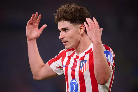 “C’est ça qui irrite avec Julian Alvarez, il m’était arrivé la même chose” : Agüero suggère une solution pour ce feuilleton tendu du mercato