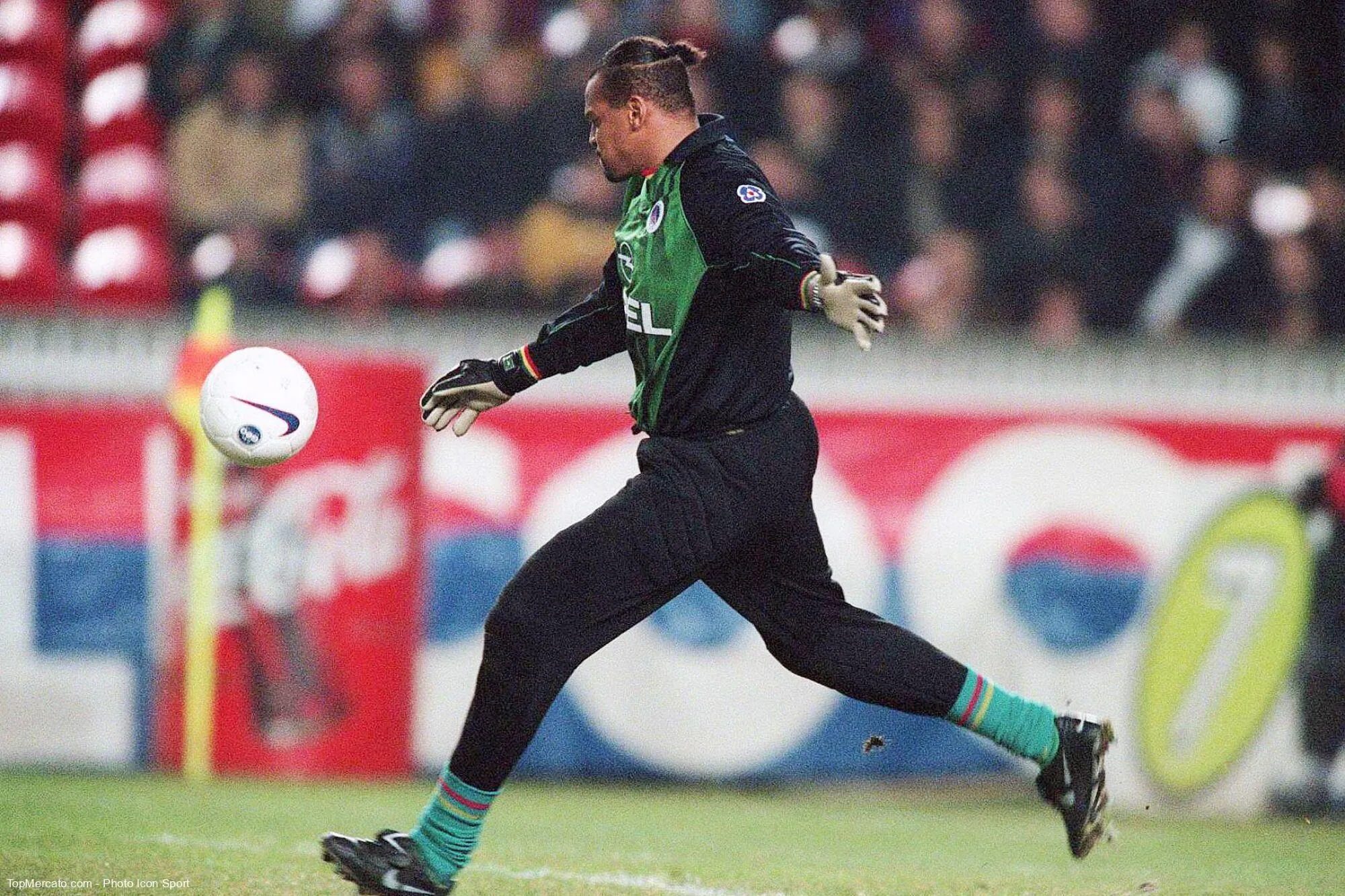 Pour jouer dans quel club anglais le gardien de but Bernard Lama a-t-il quitté le PSG en 1997, pour y revenir en 1998 ?