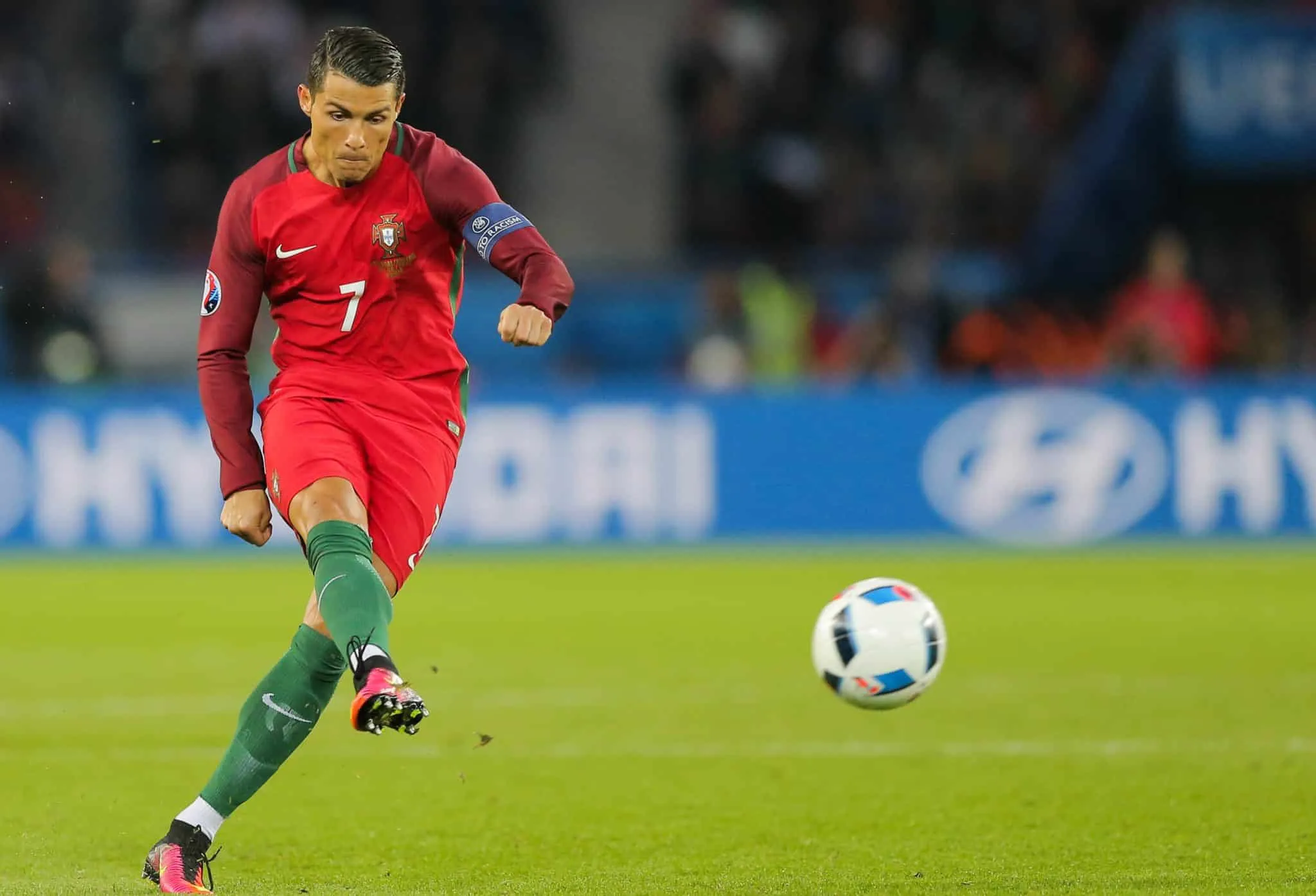 Lors de l’Euro 2016, quelle nation a créé la surprise en atteignant la demi-finale du tournoi, avant de se faire sortir par le Portugal ?