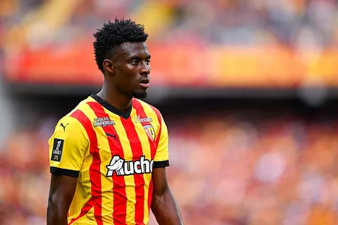 Mercato RC Lens : 0 minute depuis janvier 2025, départ manqué… Que se passe-t-il avec le fantôme Jhoanner Chavez ?