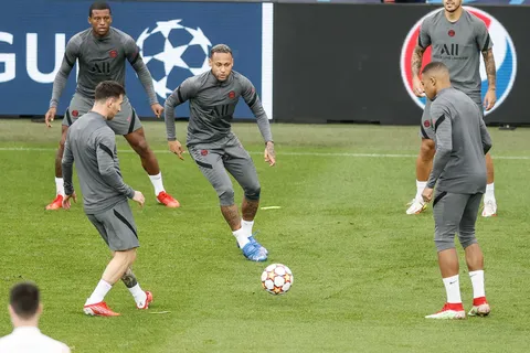 PSG : Messi-Neymar-Mbappé…Riolo sort la sulfateuse !