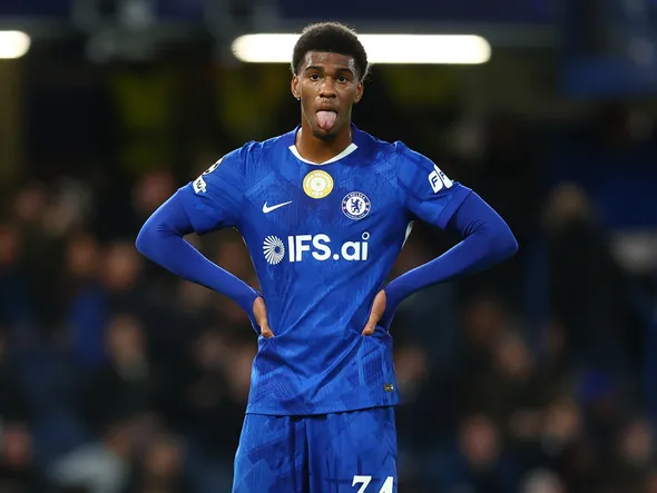 Mercato – Le PSG concurrencé par 8 courtisans européens pour l’espoir anglais Josh Acheampong
