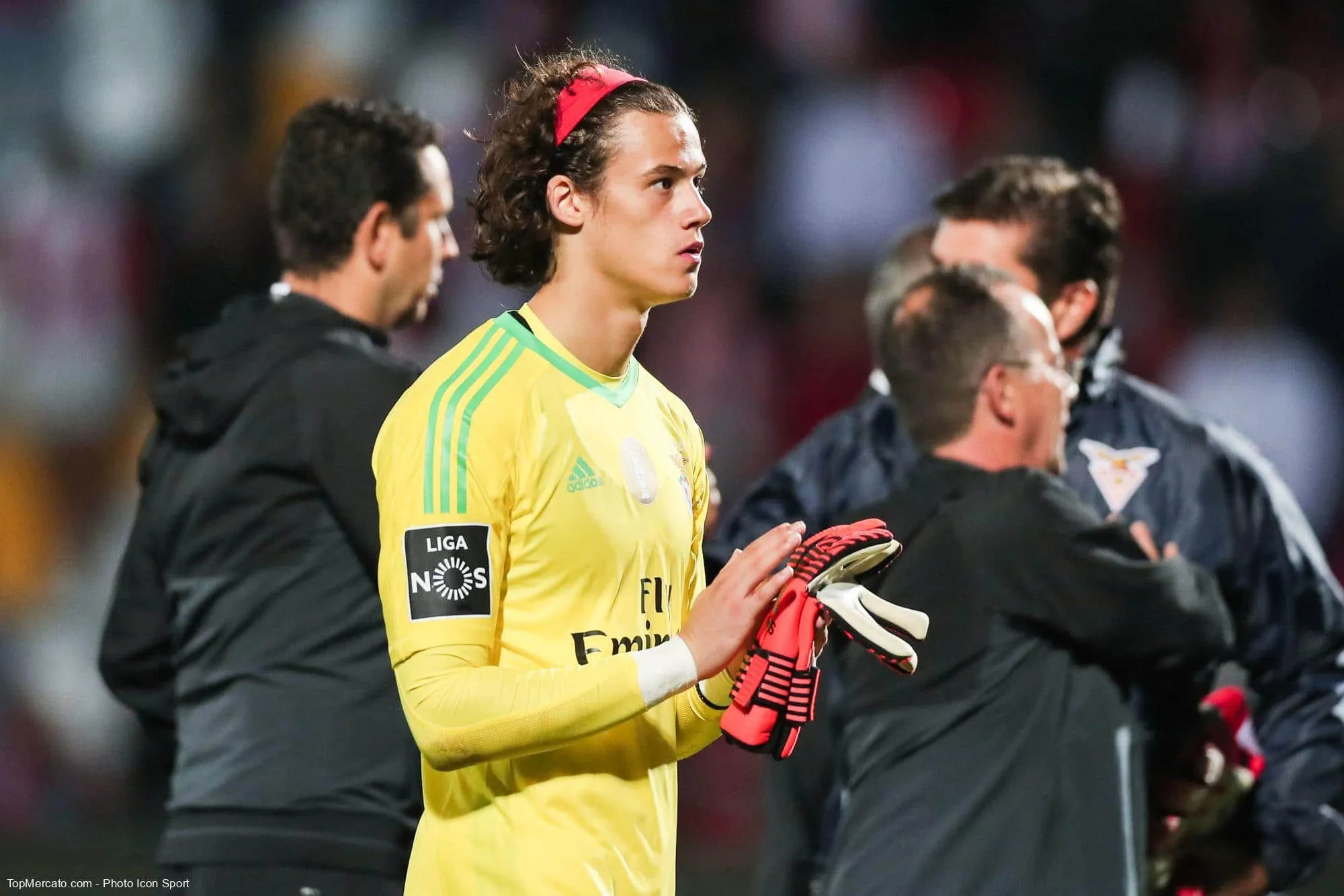 Mile Svilar, Benfica Lisbonne