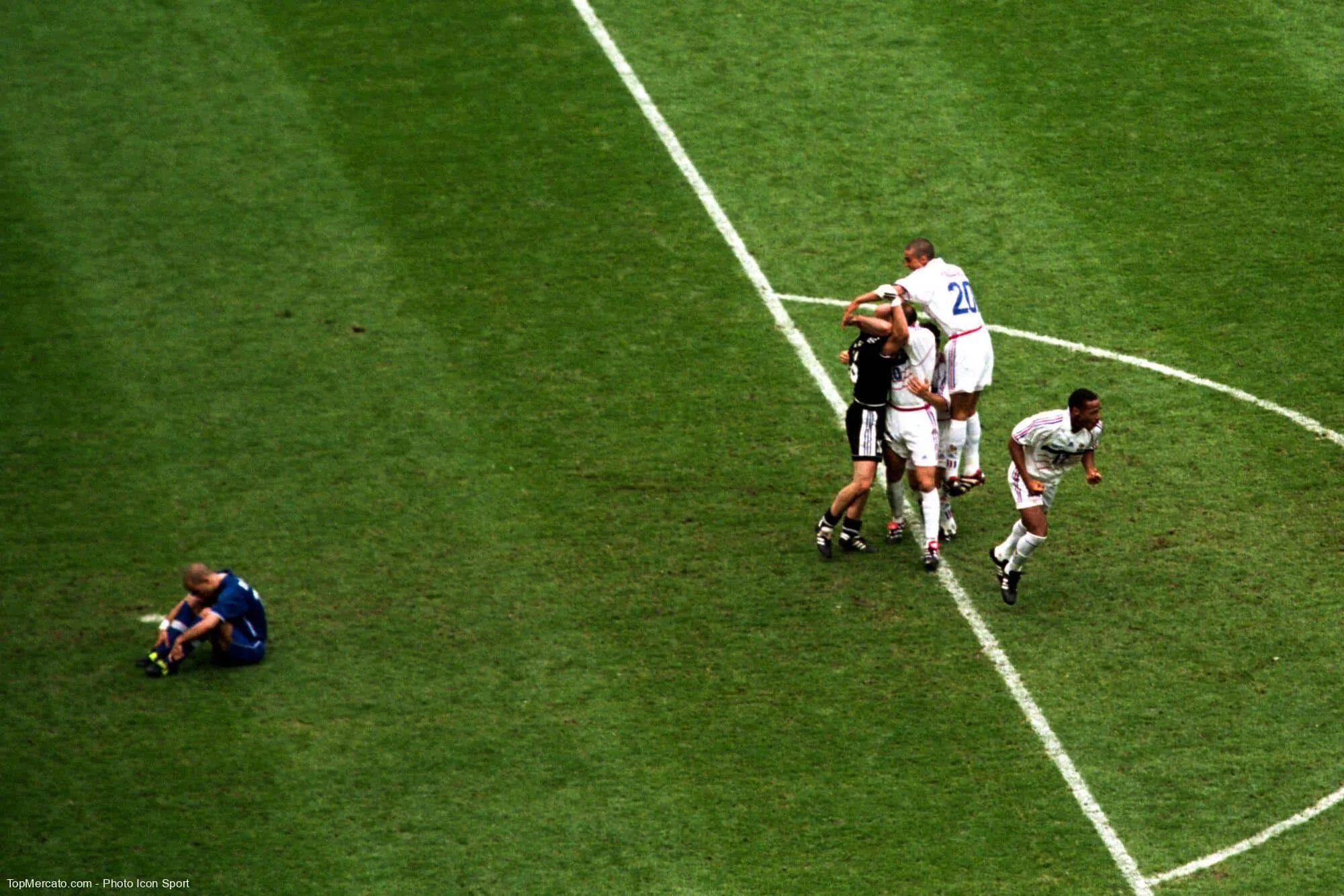 Quel est le titre du célèbre documentaire de Stéphane Meunier sur les coulisses de l’Equipe de France durant la Coupe du monde 1998 ?