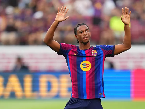 Mercato Barça : Hansi Flick fait passer un message à Alejandro Balde, l’Espagnol face à un dilemme