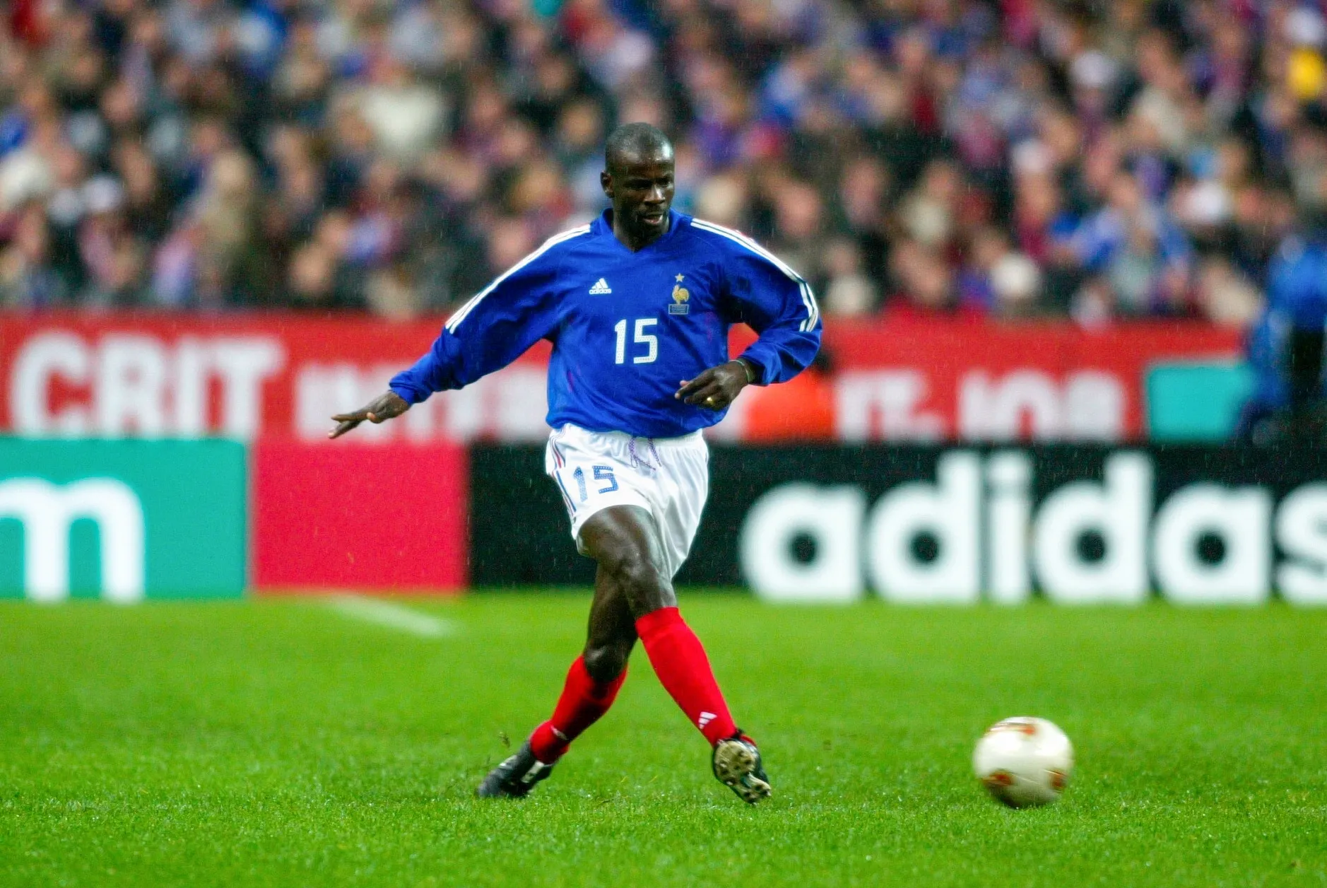 Durant quelle compétition la France a-t-elle porté pour la première fois un maillot domicile bleu affublé sur le torse d’une bande rouge et de trois bandes blanches ?