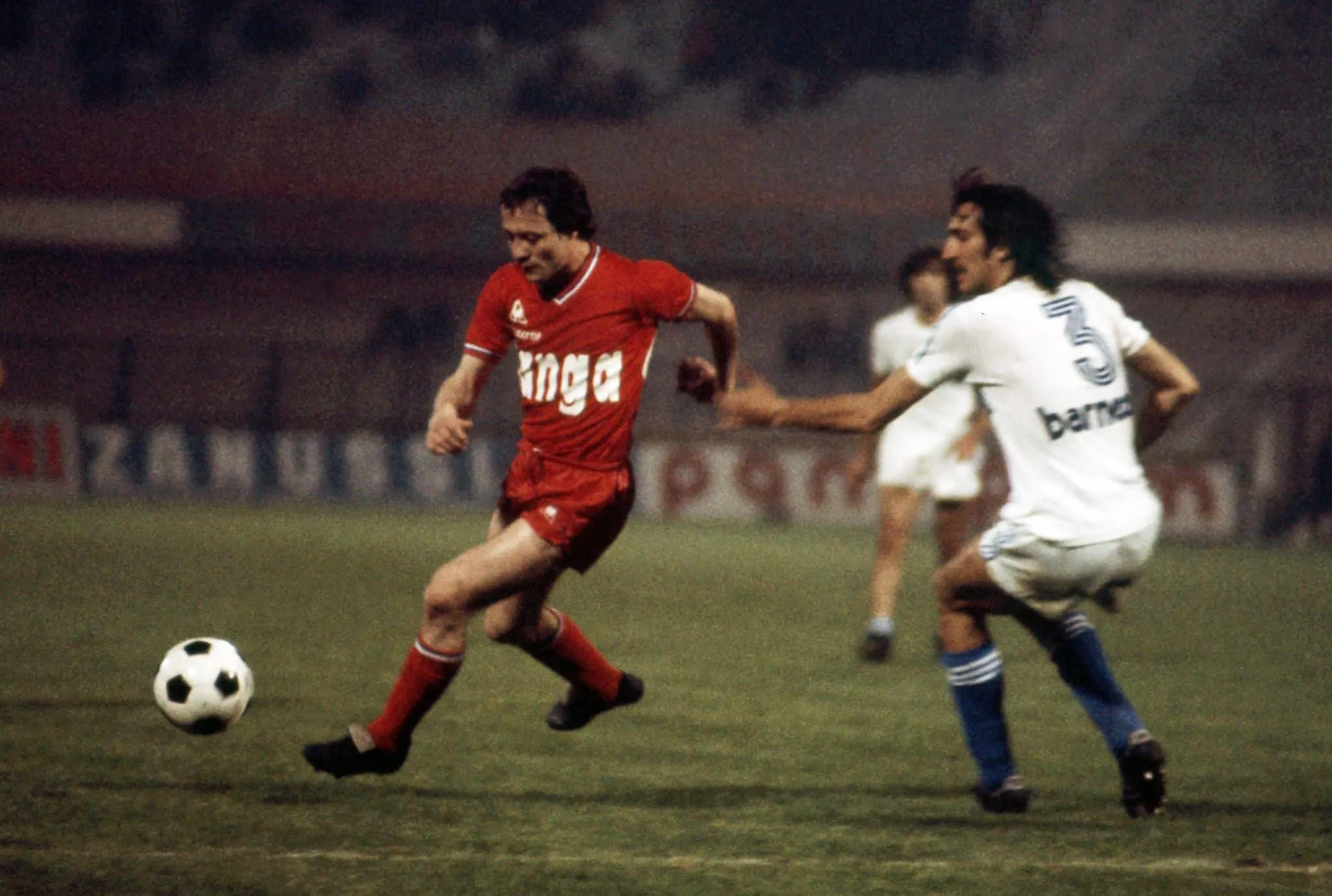 Quel est ce très prolifique attaquant de l’OL qui dribble un défenseur de l’OM, lors d’un match de D1 en 1977 ?