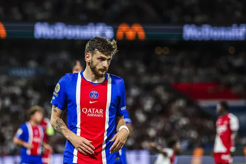PSG : 3 options pour remplacer Khvicha Kvaratskhelia, qui inquiète après sa blessure contre le Barça
