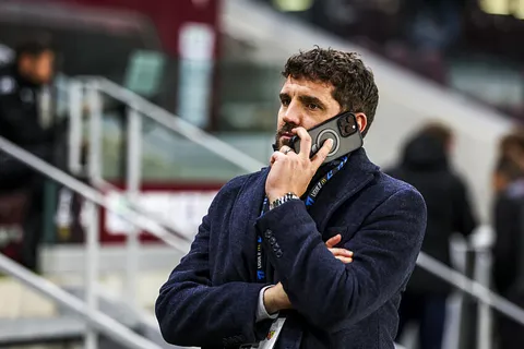 Mercato – Lens discute avec 2 cadres : une prolongation en bonne voie, désaccords sur le salaire pour l’autre