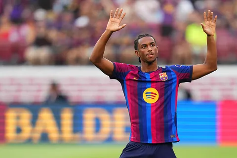 Mercato Barça : Hansi Flick fait passer un message à Alejandro Balde, l’Espagnol face à un dilemme