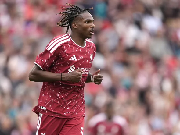 “Il est très à l’aise, c’est un excellent travail” : Jérémy Jacquet séduit Liverpool dès son premier match