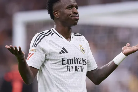 Bousculé par Xabi Alonso… Vinicius peut-il vraiment quitter le Real Madrid ?