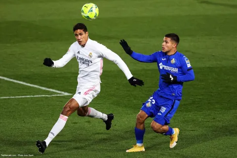 Mercato - Real Madrid : le club serait ouvert à un départ de Varane