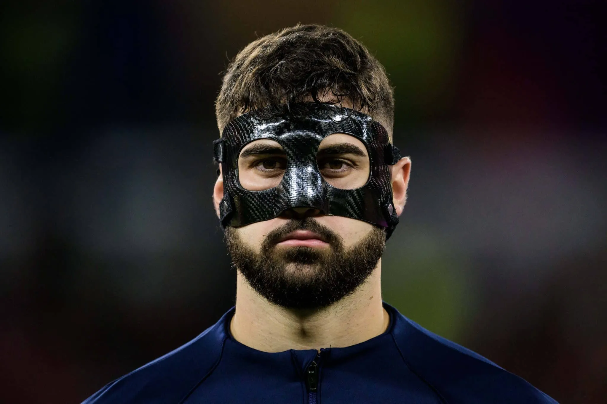 Quel défenseur de 22 ans se cache derrière ce masque ?