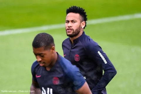 PSG : Ronaldinho pense que Neymar doit retourner au Barça