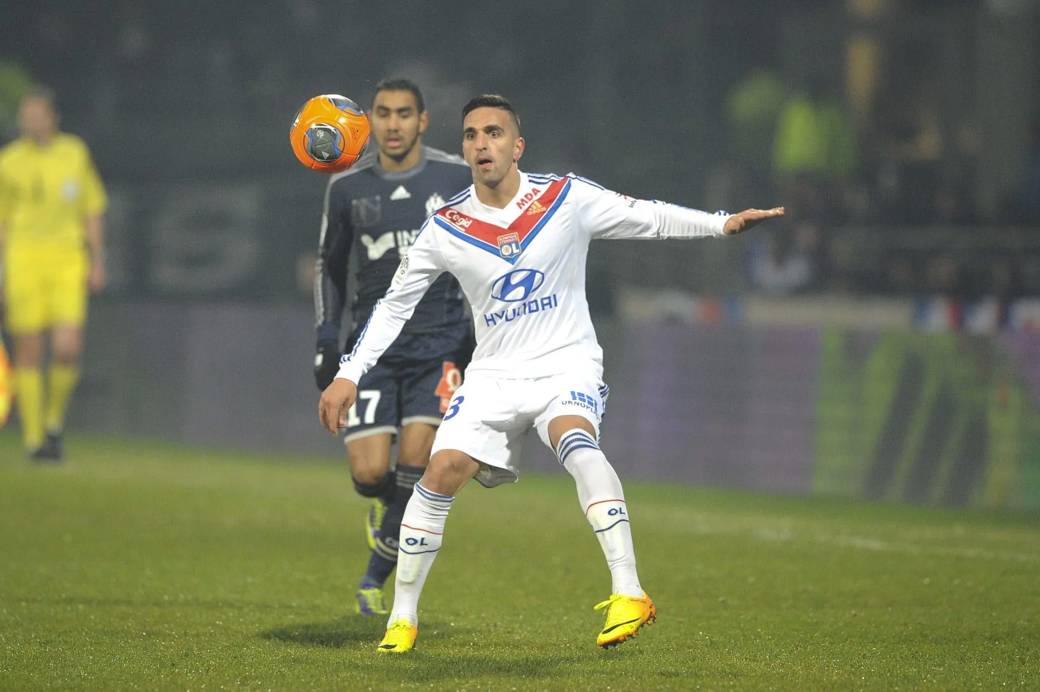 Quel est ce joueur de l’OL qui s’apprête à contrôler le ballon devant Dimitri Payet (OM), lors d’une rencontre de L1 en 2015 ?