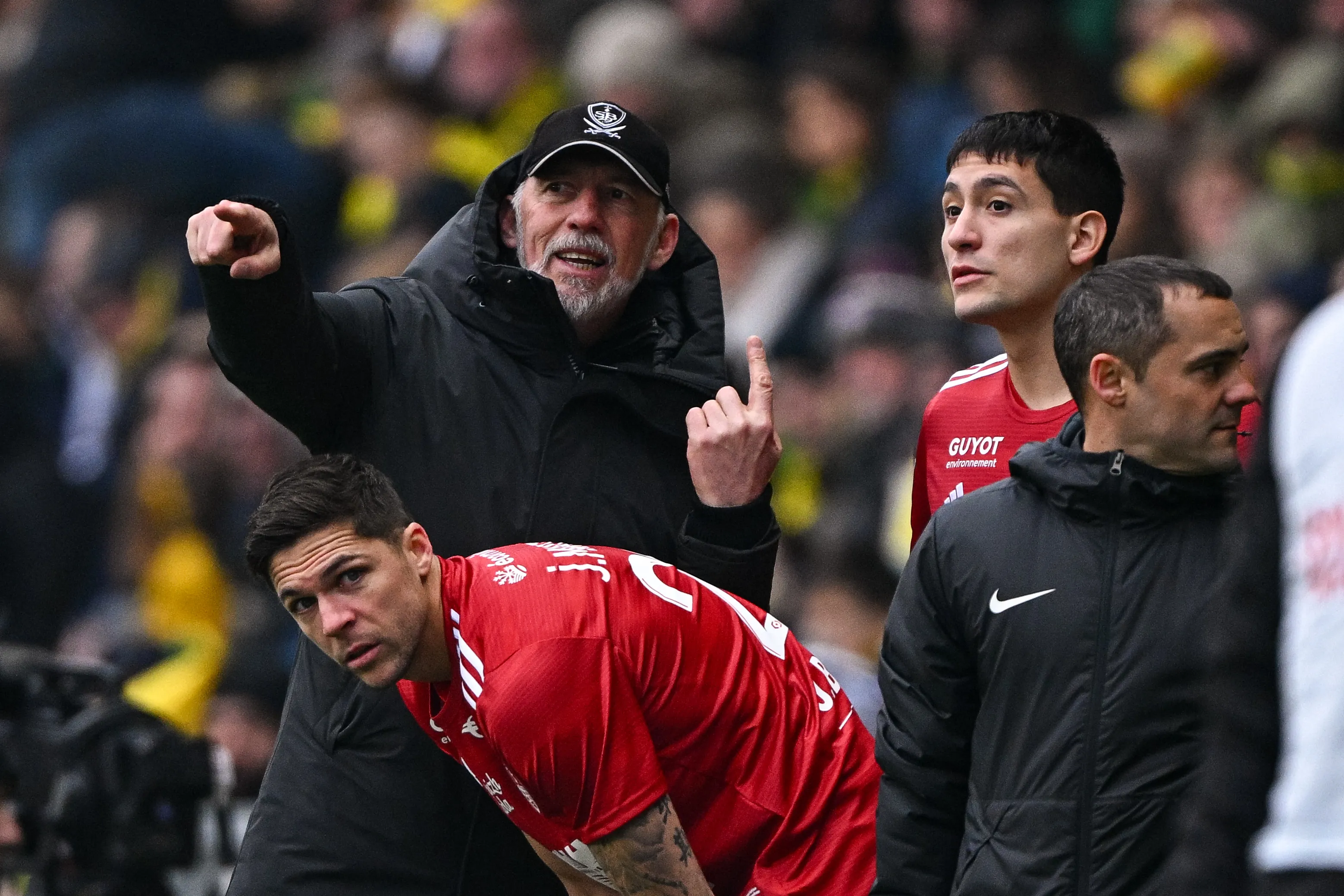 Eric Roy donne ses consignes à Martin Satriano pendant un match de Brest
