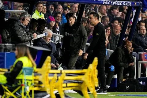 Barcelone-PSG : à cran, Xavi accuse l’arbitrage !