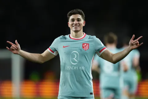 Mercato Liverpool : une offre pour Julián Álvarez, l’Atlético hausse le ton avec les Reds