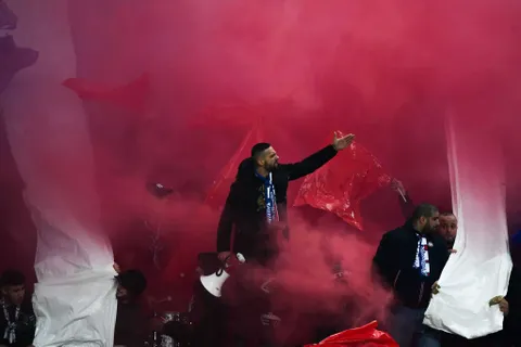 PSG-OL : bagarre entre bus, un péage d’autoroute en feu