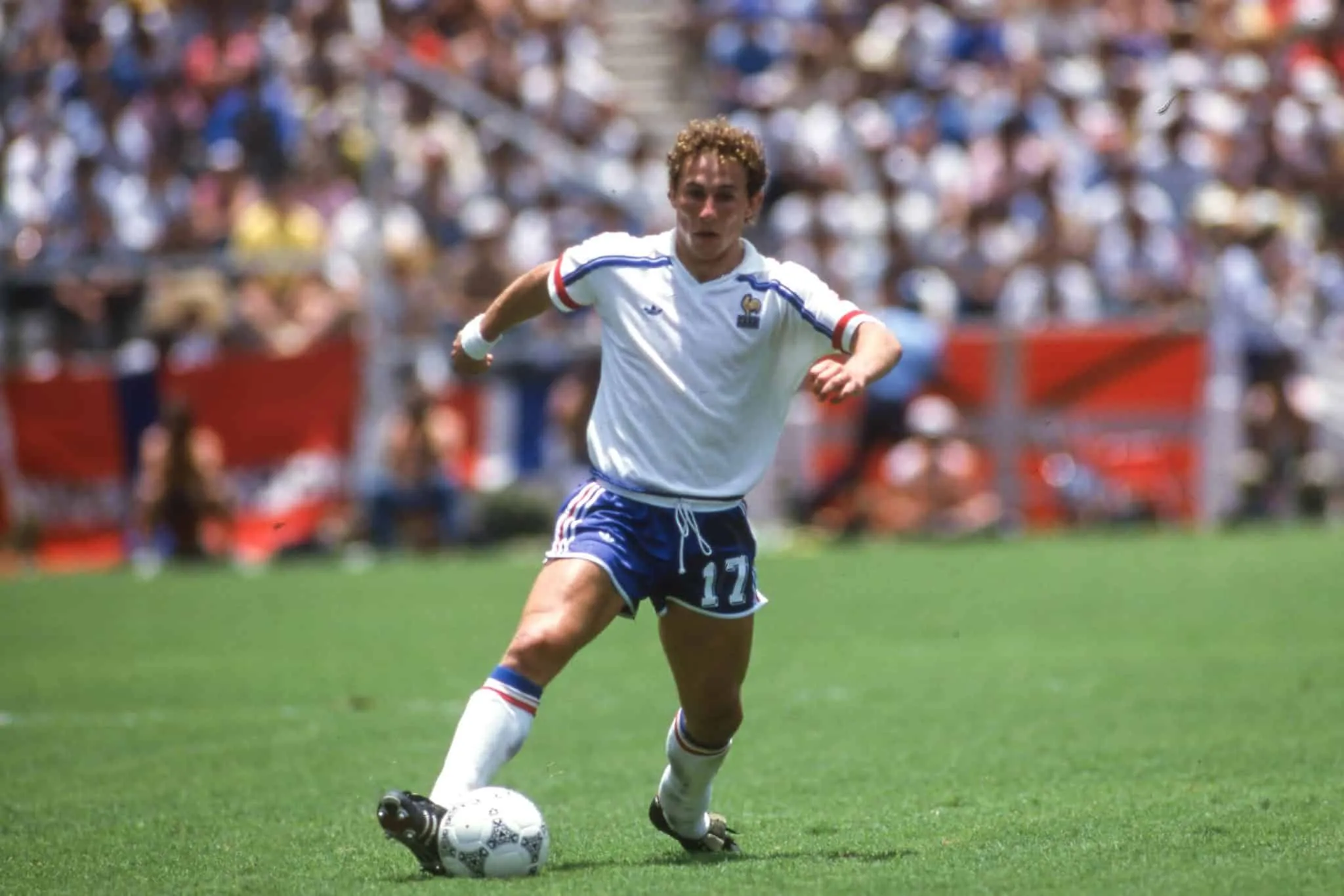 Dans quel club européen Jean-Pierre Papin joue-t-il un an lors de la saison 1985-1986, en marquant 32 buts en 43 matchs, avant de s’engager à l’OM ?