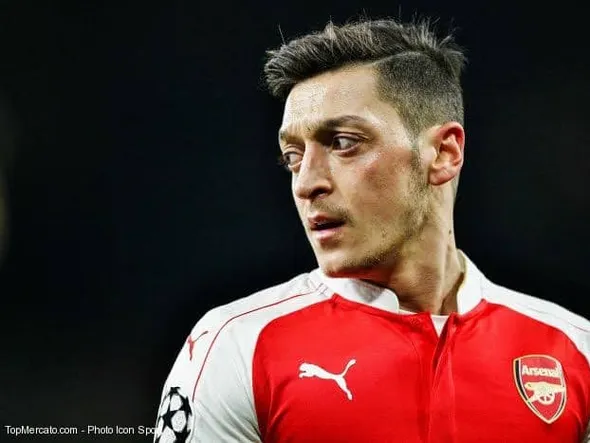 Özil tacle les Bleus et soutient Benzema !
