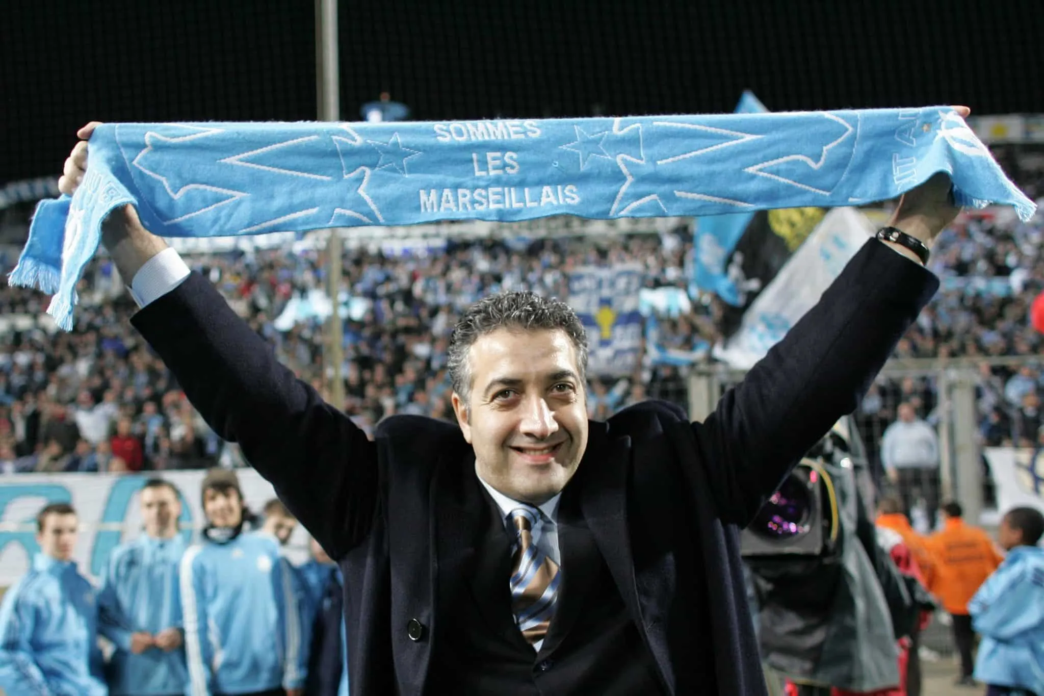 Quel est le nom de cet homme d’affaires qui a tenté de racheter l’OM en 2007 et qui a fait une apparition remarquée au stade Vélodrome lors d’un 8e de finale de Coupe de France contre l’OL ?