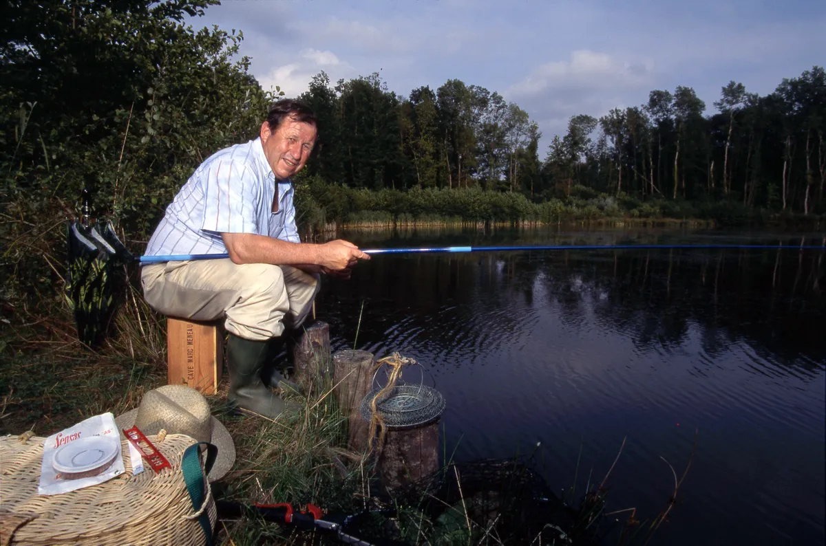 Guy Roux peche dans une riviere