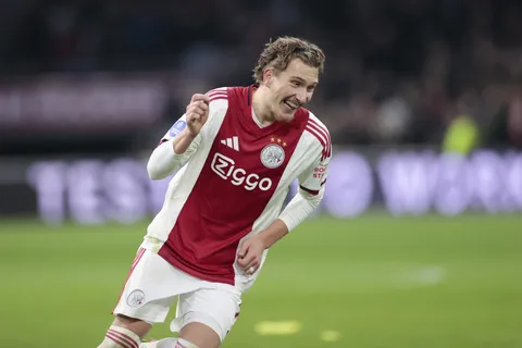Mercato PSG : “Il y a des discussions”, Mika Godts confirme l’intérêt de Paris… et un risque pris avec l’Ajax