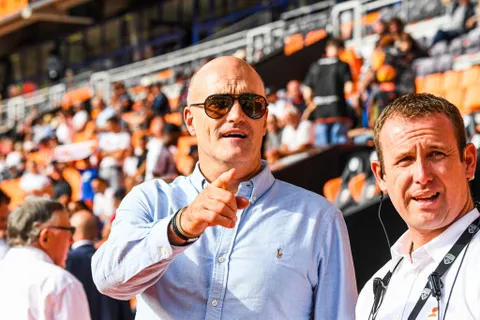 “Il y a un gros intérêt à discuter avec lui…” Promu, Lorient vise un renfort à 12 M€ !