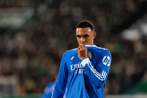 Mercato – Le Real Madrid sur un latéral à 25 M€, Alexander-Arnold en danger ?