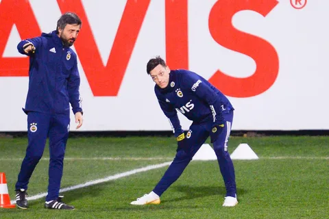 Fenerbahçe : écarté, Özil donne sa version des faits