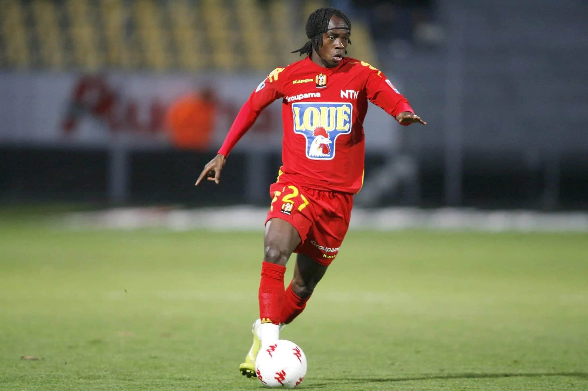 Quel était le nom du stade du Mans FC, qui peut accueillir 25 000 spectateurs, quand le club sarthois a été rétrogradé en division d’honneur et liquidé par la justice, en 2013 ?