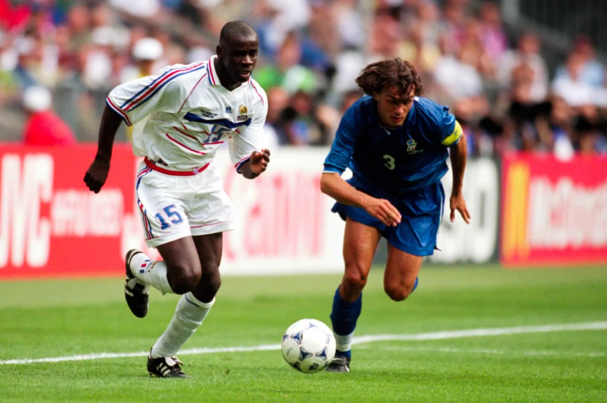 Lors du Mondial 98, où la France élimine l’Italie aux tirs au but en quarts de finale (0-0), quel joueur n’entre PAS dans la liste des Français sous contrat avec un club italien au moment de la rencontre, liste qui comprend Zinédine Zidane, Didier Deschamps, Vincent Candela et Lilian Thuram ?