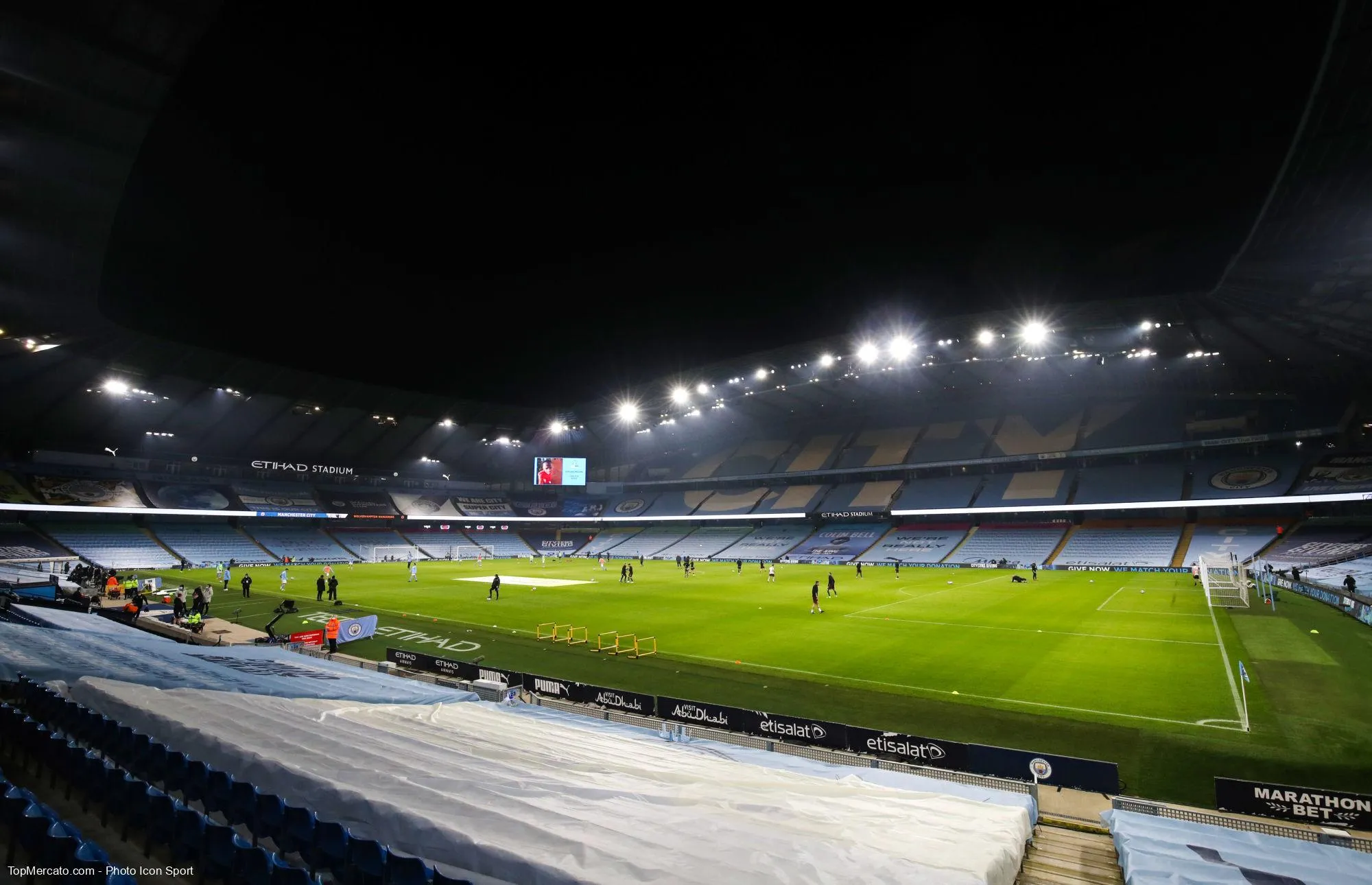 Quels sont les deux joueurs qui se partagent le record de buts (10) pour Manchester City dans le derby ?