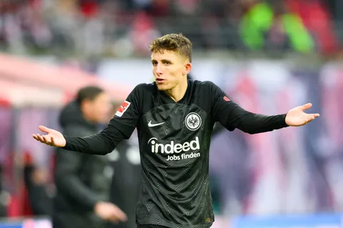 Mercato - Duel Arsenal-Liverpool pour le milieu de Francfort