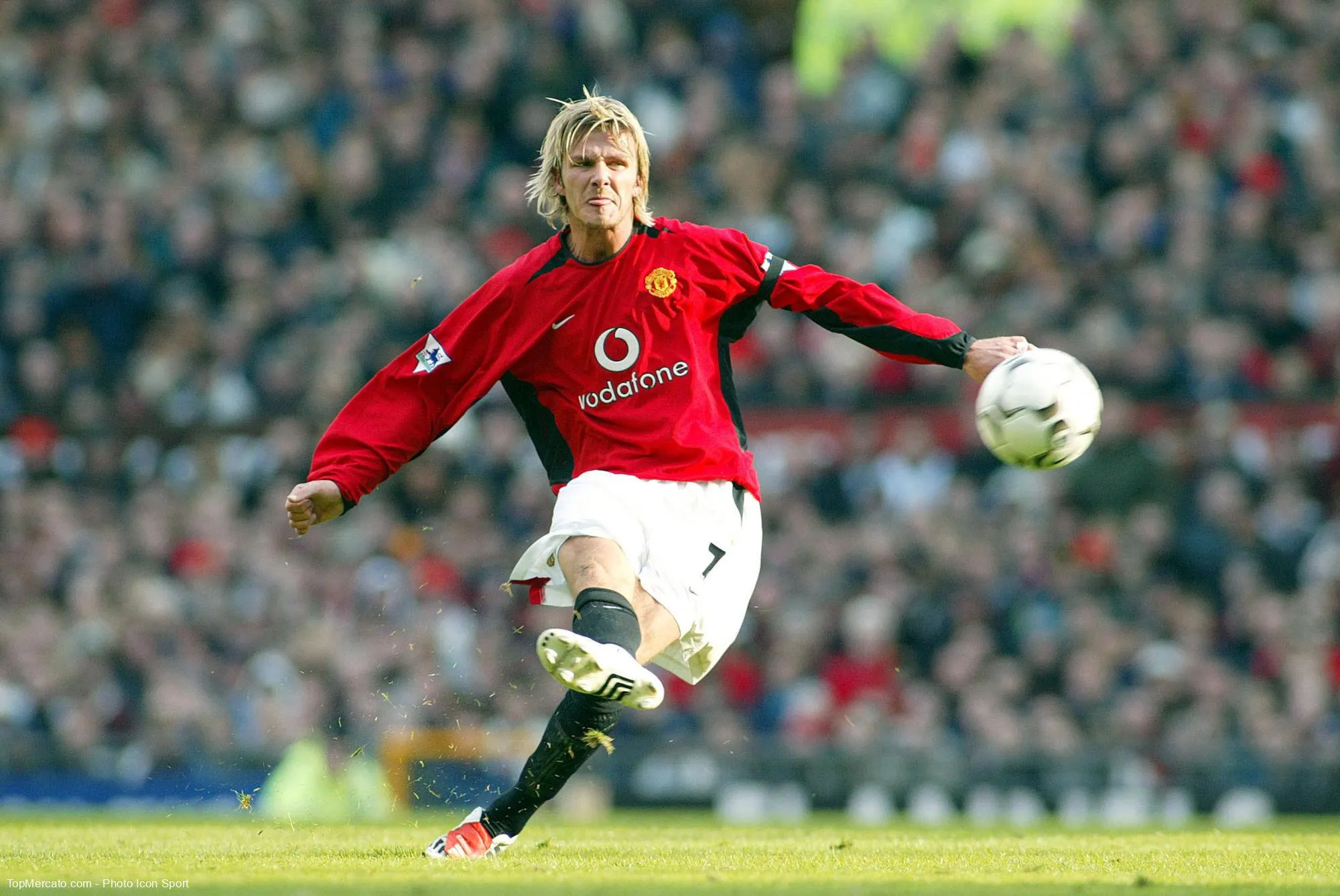 Après une défaite de Manchester United contre Arsenal en 2003, avec quoi Sir Alex Ferguson a-t-il ouvert l’arcade de David Beckham à la fin du match ?
