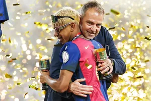 Barça : “il est au même niveau que Yamal, mais en défense”, Hansi Flick encense l’autre pépite de la Masia, Pau Cubarsi