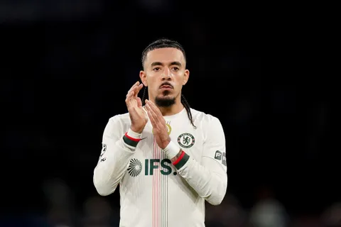 Mercato – Le PSG tâte le terrain pour Malo Gusto, Chelsea fixe un prix dissuasif