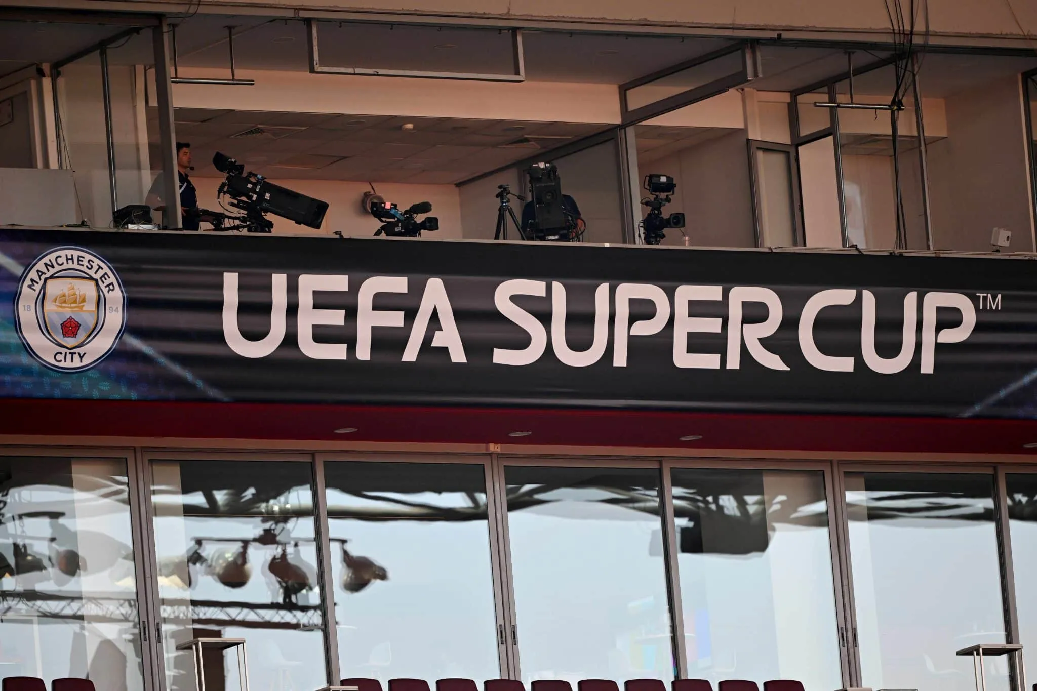Dans quel stade la Supercoupe d’Europe s’est-elle jouée entre 1998 et 2012 ?