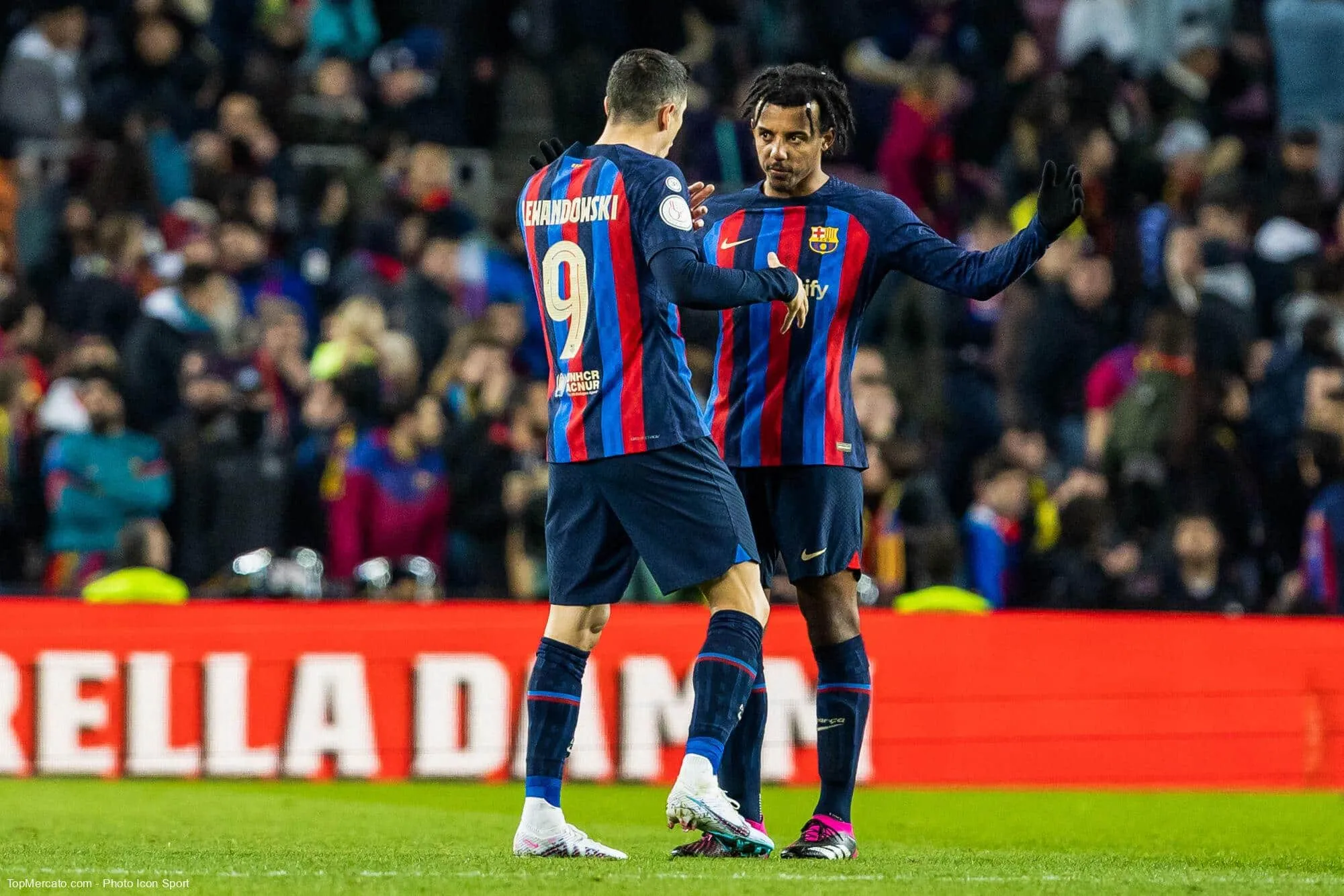 Quelle est la couleur dominante du 3e maillot du FC Barcelone, qui arbore une croix en son centre ?