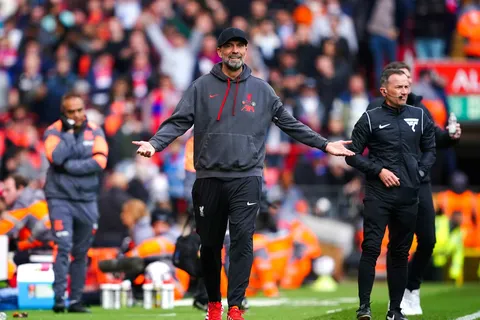 Liverpool : la théorie de Carragher sur la prise de bec Klopp-Salah