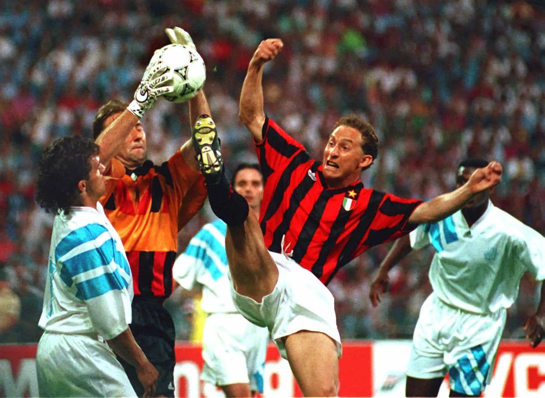 Pour quelle somme, record à l’époque, Jean-Pierre Papin quitte-t-il l’OM pour l’AC Milan, en 1992 ?