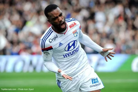 Le double zoom de Lacazette sur son avenir et le PSG