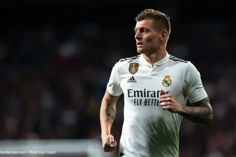 Real Madrid : Robbie Williams demande à Toni Kroos de rejoindre Man Utd