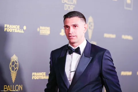 Ballon d’Or : sifflé par le public, Emiliano Martinez répond cash