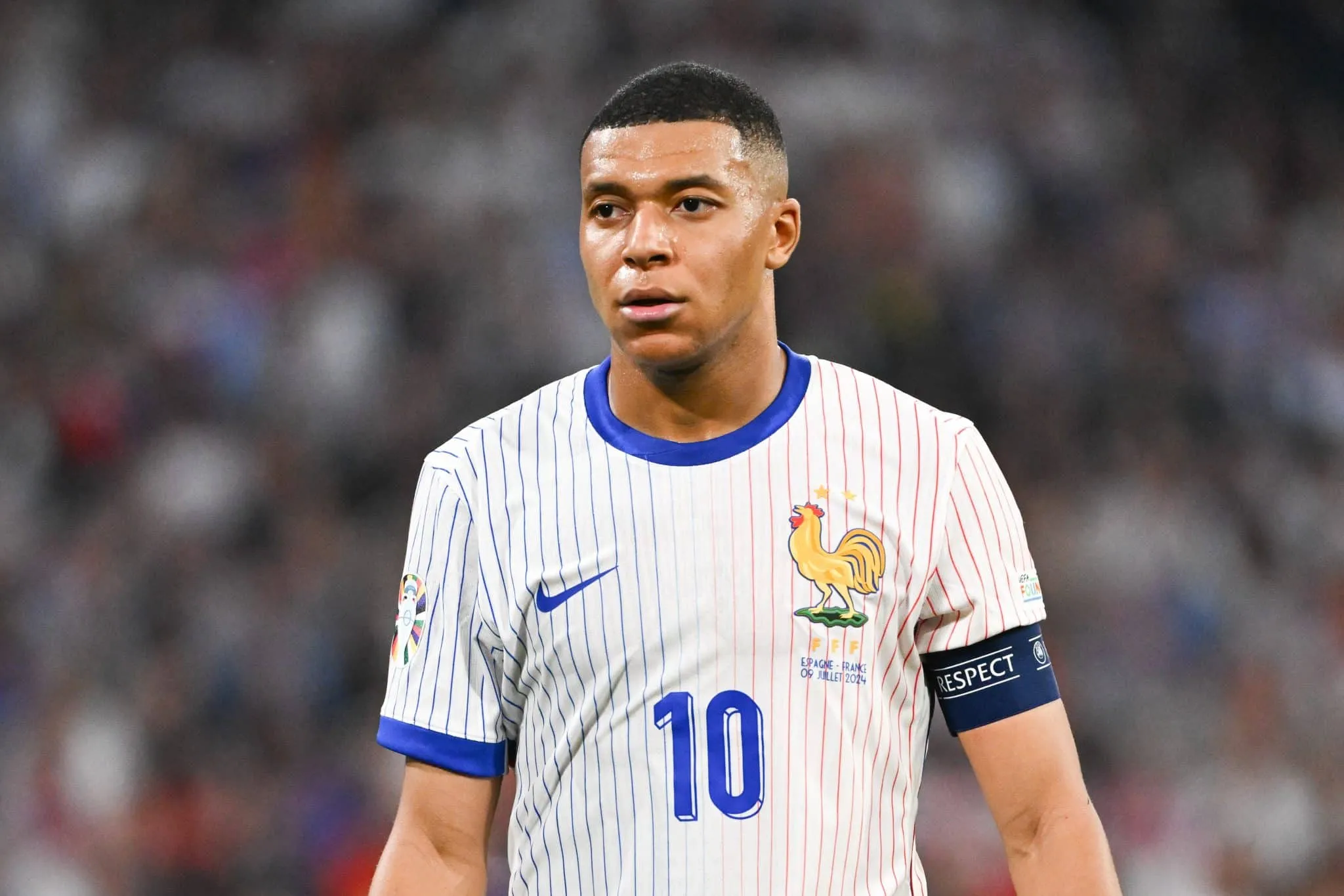 Quel joueur français Kylian Mbappé a-t-il devancé pour le brassard de capitaine des Bleus, en mars 2023 ?