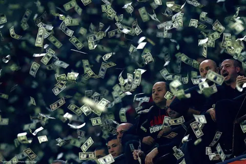 Poissons pourris, flèches, Panda, chèvres… Le top 10 des contestations de supporters les plus originales